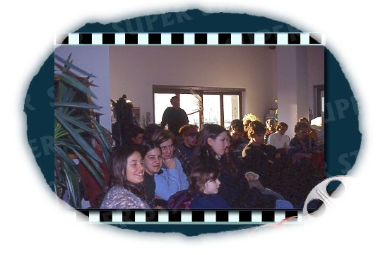 il numeroso pubblico di studenti ed adulti segue con attenzione la conferenza del famoso critico d'arte Tommaso Paloscia